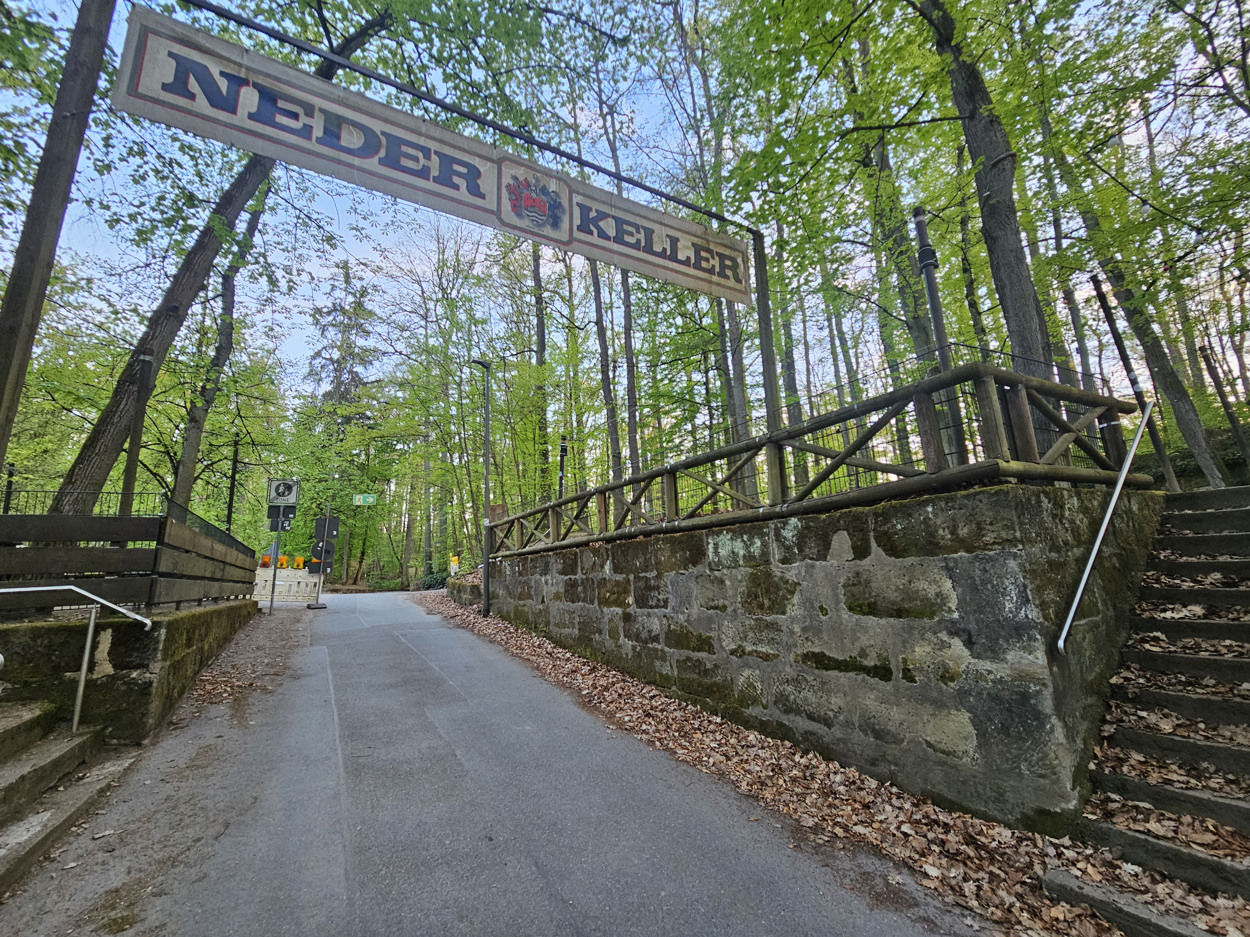 Neder Keller Das Gelände des Neder Kellers befindet sich links und rechts des Hauptwegs im Forchheimer Kellerwald. Sansteinmauern stützen das Areal, darunter liegen die Bierkellerstollen für die Lagerung und Reifung des Bieres.