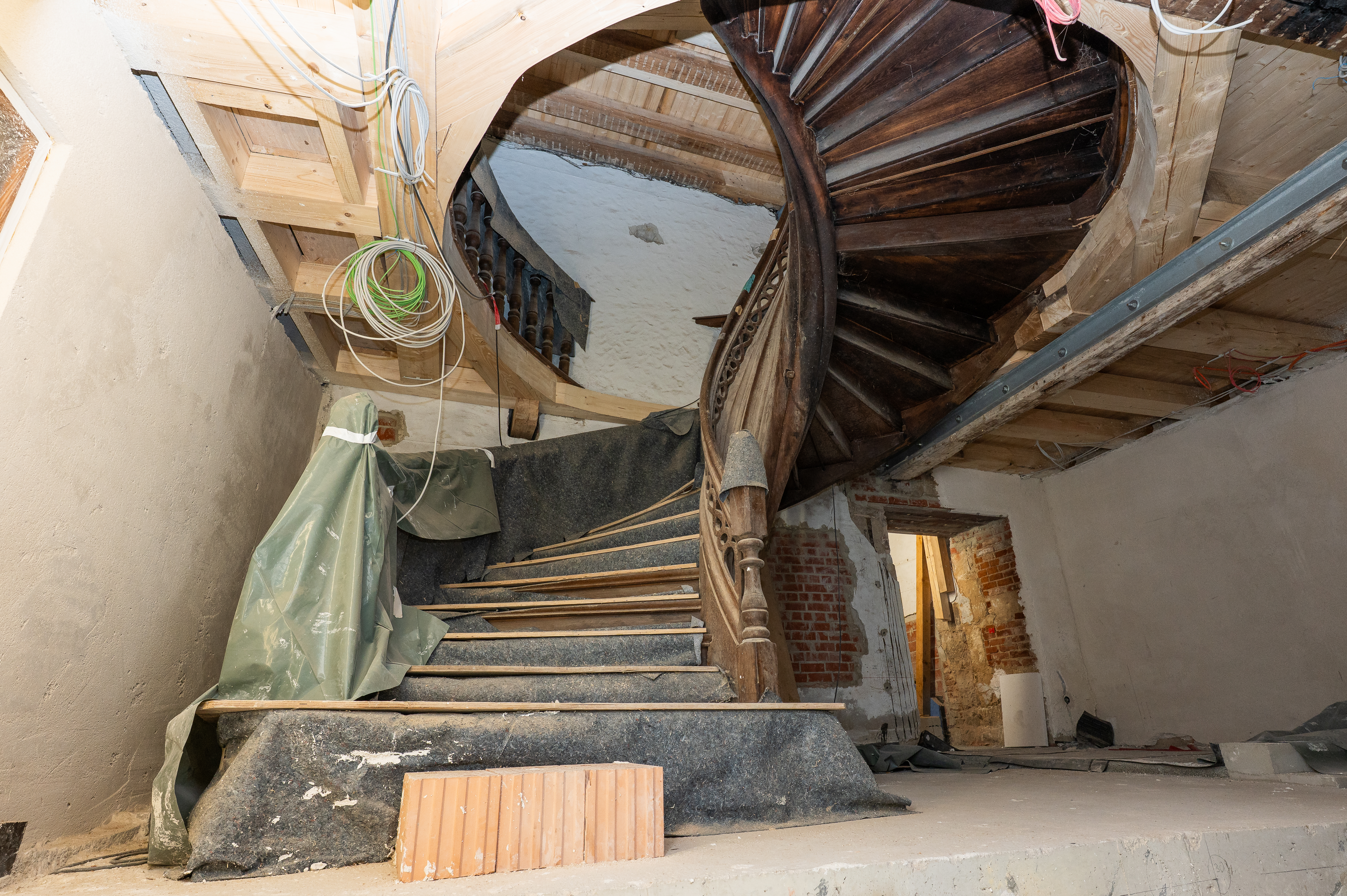 Bild der historischen Treppe von unten