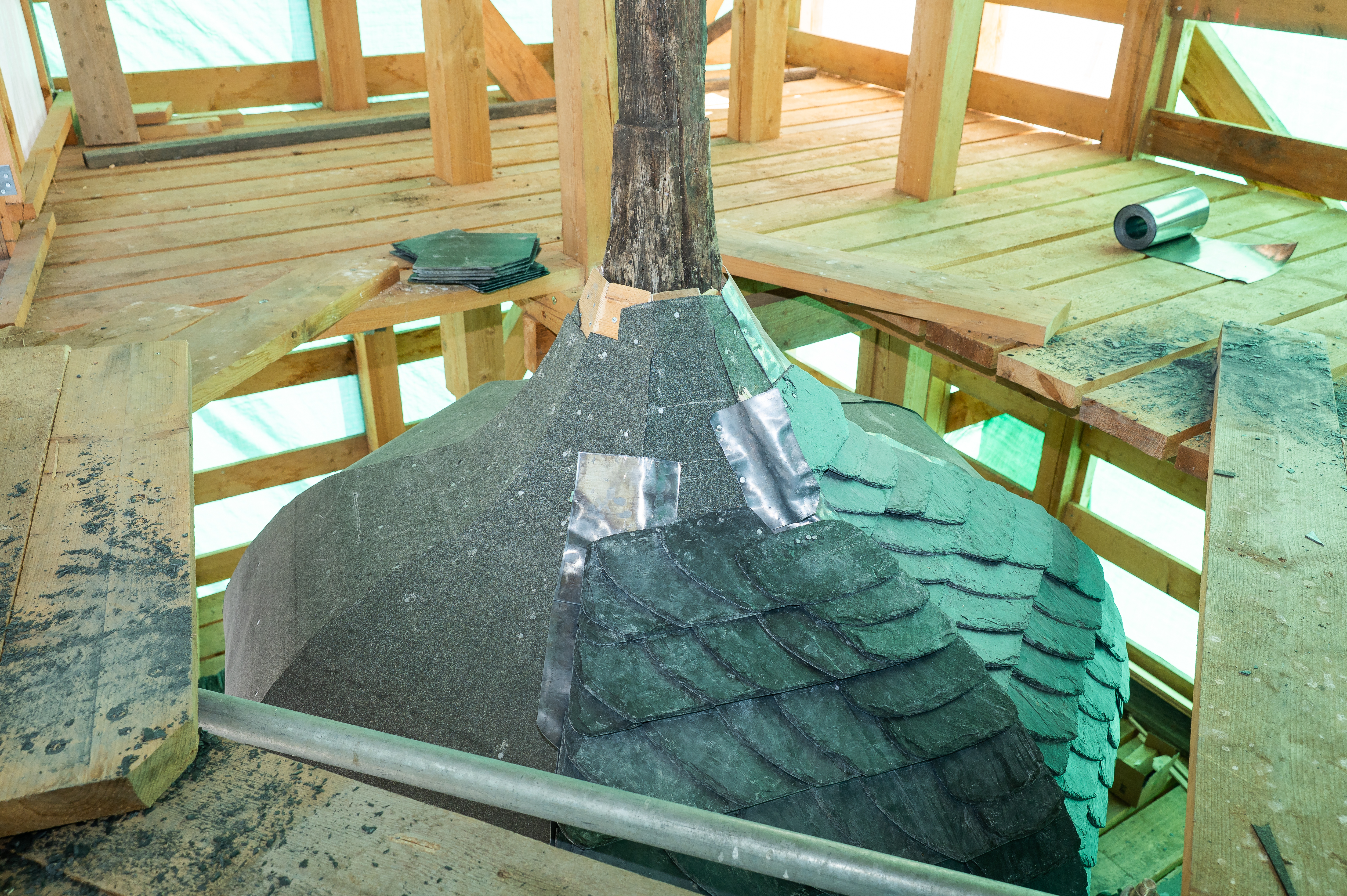 Baufortschritt historische Turmspitze mit Schiefer