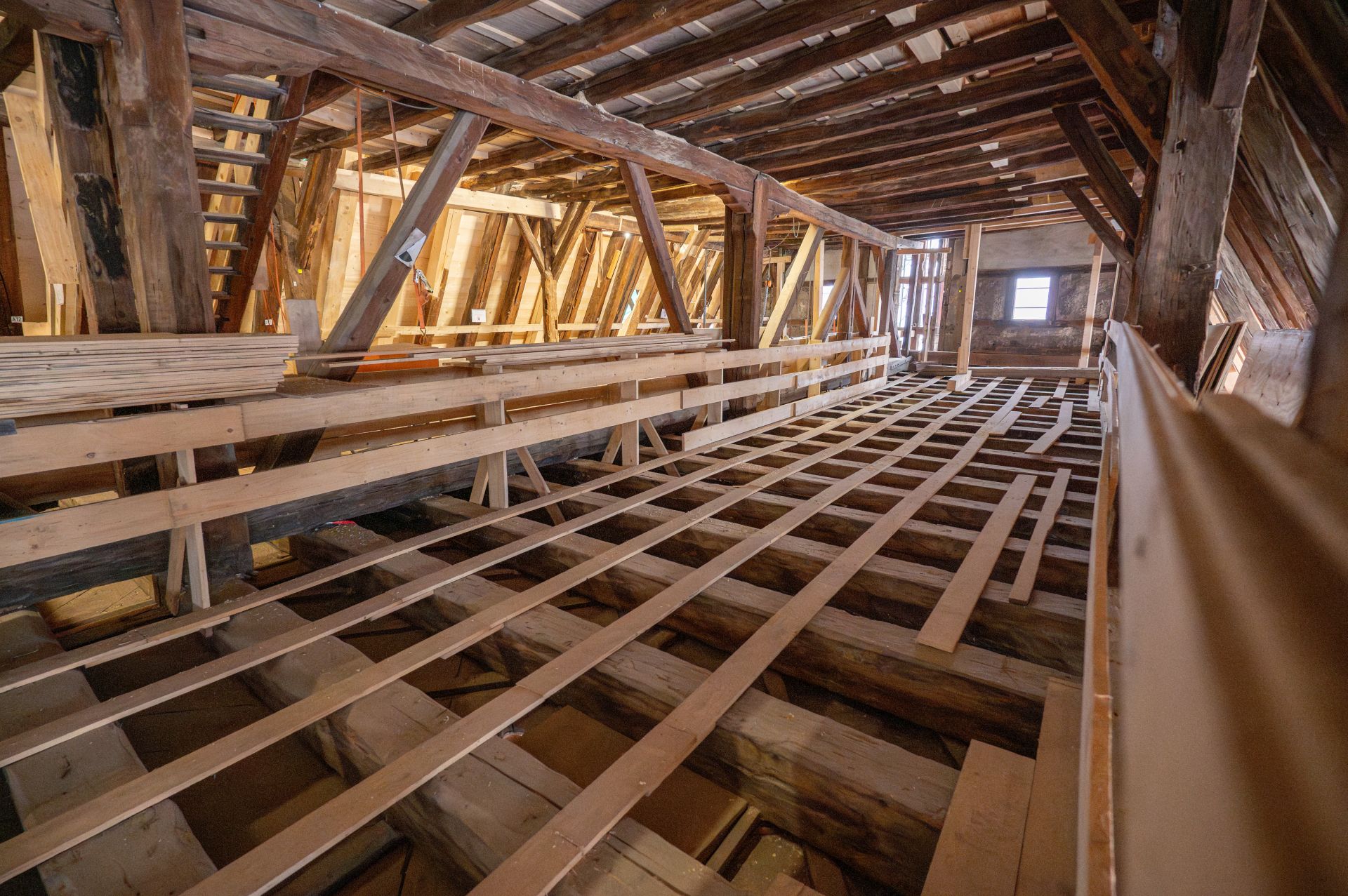 Bild im Obergeschoss mit Balken von der Baustelle