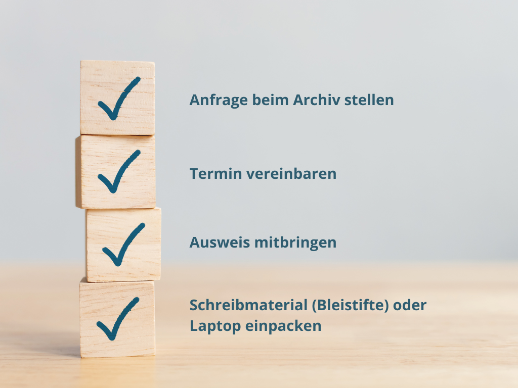 Vier gestapelte Holzwürfel mit grünen Hakensymbol auf einem Tisch. Rechts daneben stehen vier Hinweise auf Höhe der vier Würfel verteilt: "Anfrage beim Archiv stellen", "Termin vereinbaren", "Ausweis mitbringen", "Schreibmaterial (Bleistifte) oder Laptop einpacken".