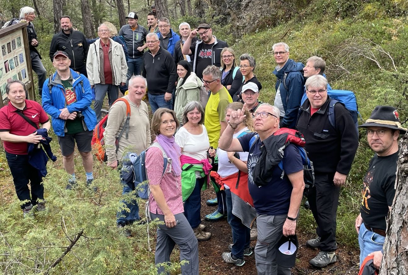 Eine große Gruppe Teilnehmende an einer Geowanderung in unberührter Natur.