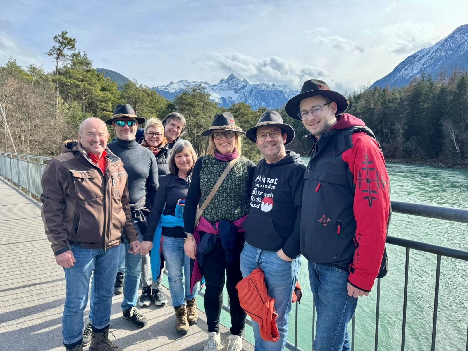 Gruppenfoto der Forchheimer Delegation auf einer Flussbrücke in alpiner Landschaft.