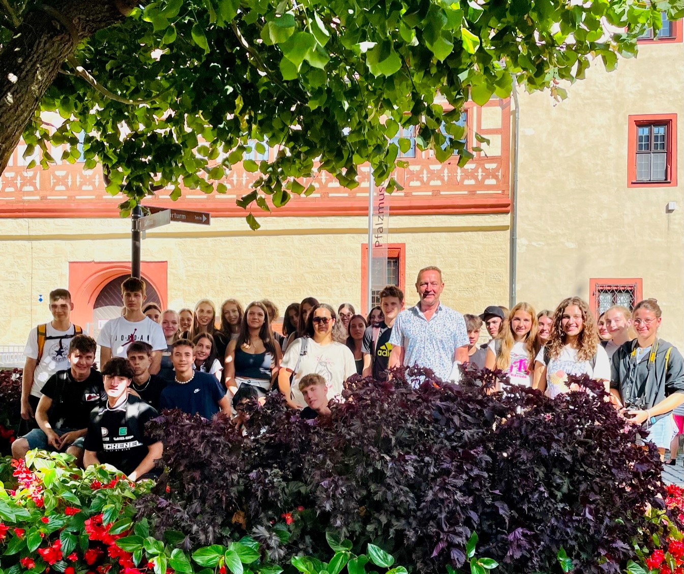 Gruppenfoto der italienische Schülerinnen und Schüler aus der Partnerstadt Rovereto vor der Kaiserpfalz, die von Bürgermeister Udo Schönfelder herzlich empfangen wurden.