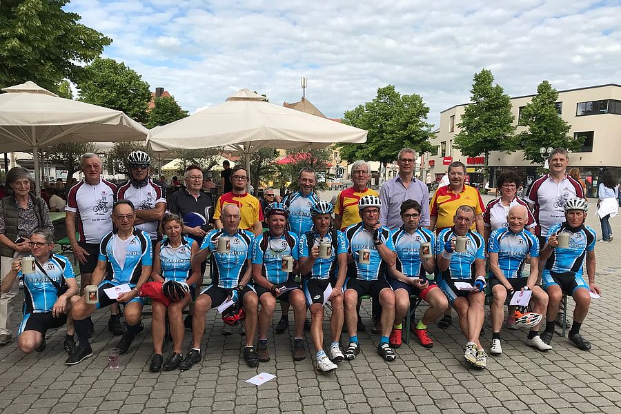 Die Radlergruppe aus Le Perreux am Forchheimer Paradeplatz 2019. 